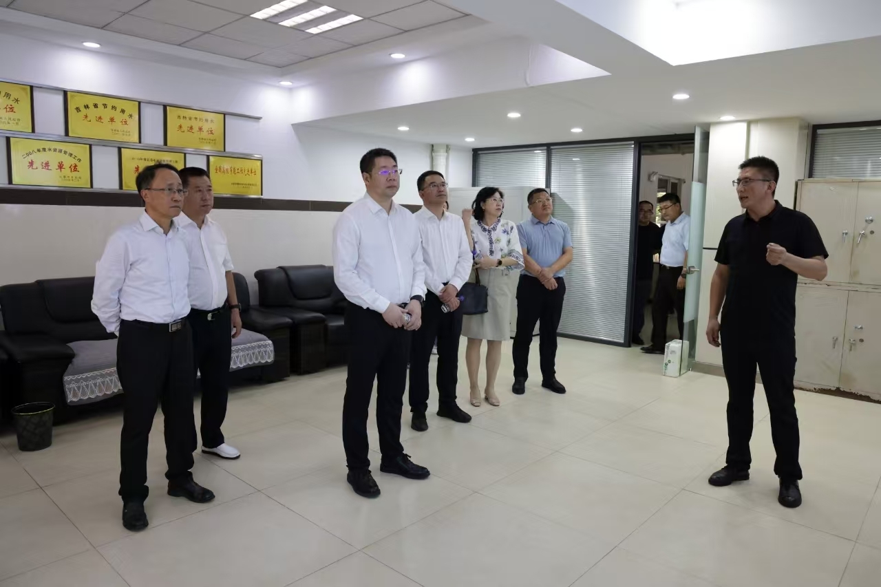 国家节水办到校调研,张志成在学校水电能耗监测平台讲解节水工作.jpg